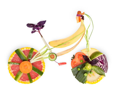 Frutta e verdura in forma di una bicicletta